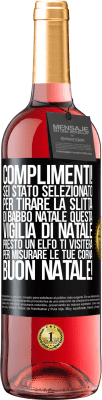 29,95 € Spedizione Gratuita | Vino rosato Edizione ROSÉ Complimenti! Sei stato selezionato per tirare la slitta di Babbo Natale questa vigilia di Natale. Presto un elfo ti visiterà Etichetta Nera. Etichetta personalizzabile Vino giovane Raccogliere 2023 Tempranillo