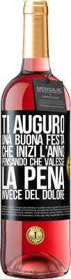 29,95 € Spedizione Gratuita | Vino rosato Edizione ROSÉ Ti auguro una buona festa, che inizi l'anno pensando che valesse la pena invece del dolore Etichetta Nera. Etichetta personalizzabile Vino giovane Raccogliere 2023 Tempranillo