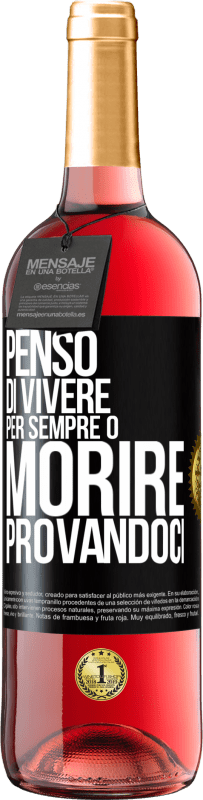 29,95 € Spedizione Gratuita | Vino rosato Edizione ROSÉ Penso di vivere per sempre o morire provandoci Etichetta Nera. Etichetta personalizzabile Vino giovane Raccogliere 2024 Tempranillo