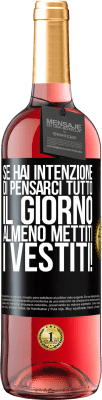 29,95 € Spedizione Gratuita | Vino rosato Edizione ROSÉ Se hai intenzione di pensarci tutto il giorno, almeno mettiti i vestiti! Etichetta Nera. Etichetta personalizzabile Vino giovane Raccogliere 2023 Tempranillo