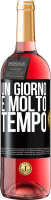 29,95 € Spedizione Gratuita | Vino rosato Edizione ROSÉ Un giorno è molto tempo Etichetta Nera. Etichetta personalizzabile Vino giovane Raccogliere 2025 Tempranillo