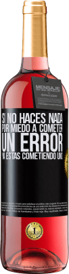 29,95 € Envío gratis | Vino Rosado Edición ROSÉ Si no haces nada por miedo a cometer un error, ya estás cometiendo uno Etiqueta Negra. Etiqueta personalizable Vino joven Cosecha 2023 Tempranillo