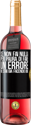 29,95 € Spedizione Gratuita | Vino rosato Edizione ROSÉ Se non fai nulla per paura di fare un errore, ne stai già facendo uno Etichetta Nera. Etichetta personalizzabile Vino giovane Raccogliere 2024 Tempranillo