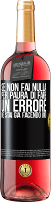 29,95 € Spedizione Gratuita | Vino rosato Edizione ROSÉ Se non fai nulla per paura di fare un errore, ne stai già facendo uno Etichetta Nera. Etichetta personalizzabile Vino giovane Raccogliere 2025 Tempranillo
