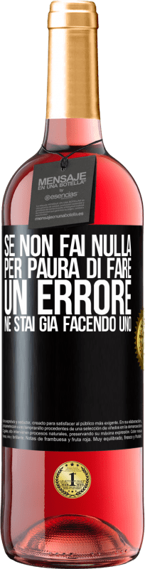 29,95 € Spedizione Gratuita | Vino rosato Edizione ROSÉ Se non fai nulla per paura di fare un errore, ne stai già facendo uno Etichetta Nera. Etichetta personalizzabile Vino giovane Raccogliere 2024 Tempranillo