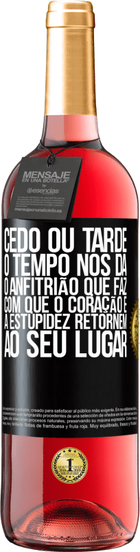 29,95 € Envio grátis | Vinho rosé Edição ROSÉ Cedo ou tarde, o tempo nos dá o anfitrião que faz com que o coração e a estupidez retornem ao seu lugar Etiqueta Preta. Etiqueta personalizável Vinho jovem Colheita 2024 Tempranillo