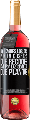 29,95 € Envío gratis | Vino Rosado Edición ROSÉ No juzgues los días por la cosecha que recoges, sino por las semillas que plantas Etiqueta Negra. Etiqueta personalizable Vino joven Cosecha 2024 Tempranillo