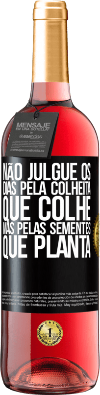 29,95 € Envio grátis | Vinho rosé Edição ROSÉ Não julgue os dias pela colheita que colhe, mas pelas sementes que planta Etiqueta Preta. Etiqueta personalizável Vinho jovem Colheita 2024 Tempranillo