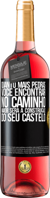 29,95 € Envio grátis | Vinho rosé Edição ROSÉ Quanto mais pedras você encontrar no caminho, maior será a construção do seu castelo Etiqueta Preta. Etiqueta personalizável Vinho jovem Colheita 2024 Tempranillo