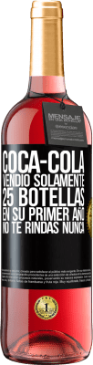 29,95 € Envío gratis | Vino Rosado Edición ROSÉ Coca-Cola vendió solamente 25 botellas en su primer año. No te rindas nunca Etiqueta Negra. Etiqueta personalizable Vino joven Cosecha 2024 Tempranillo