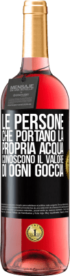 29,95 € Spedizione Gratuita | Vino rosato Edizione ROSÉ Le persone che portano la propria acqua, conoscono il valore di ogni goccia Etichetta Nera. Etichetta personalizzabile Vino giovane Raccogliere 2025 Tempranillo