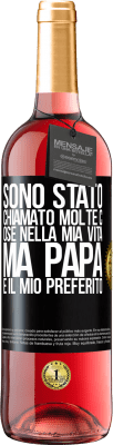 29,95 € Spedizione Gratuita | Vino rosato Edizione ROSÉ Sono stato chiamato molte cose nella mia vita, ma papà è il mio preferito Etichetta Nera. Etichetta personalizzabile Vino giovane Raccogliere 2024 Tempranillo