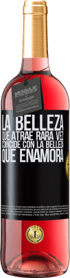 29,95 € Envío gratis | Vino Rosado Edición ROSÉ La belleza que atrae rara vez coincide con la belleza que enamora Etiqueta Negra. Etiqueta personalizable Vino joven Cosecha 2023 Tempranillo