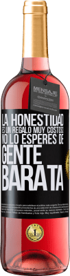 29,95 € Envío gratis | Vino Rosado Edición ROSÉ La honestidad es un regalo muy costoso. No lo esperes de gente barata Etiqueta Negra. Etiqueta personalizable Vino joven Cosecha 2024 Tempranillo