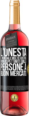 29,95 € Spedizione Gratuita | Vino rosato Edizione ROSÉ L'onestà è un regalo molto costoso. Non aspettarti dalle persone a buon mercato Etichetta Nera. Etichetta personalizzabile Vino giovane Raccogliere 2023 Tempranillo