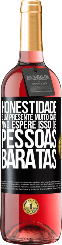 29,95 € Envio grátis | Vinho rosé Edição ROSÉ Honestidade é um presente muito caro. Não espere isso de pessoas baratas Etiqueta Preta. Etiqueta personalizável Vinho jovem Colheita 2024 Tempranillo