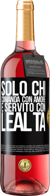 29,95 € Spedizione Gratuita | Vino rosato Edizione ROSÉ Solo chi comanda con amore è servito con lealtà Etichetta Nera. Etichetta personalizzabile Vino giovane Raccogliere 2024 Tempranillo