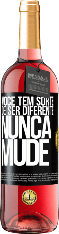 29,95 € Envio grátis | Vinho rosé Edição ROSÉ Você tem sorte de ser diferente. Nunca mude Etiqueta Preta. Etiqueta personalizável Vinho jovem Colheita 2024 Tempranillo