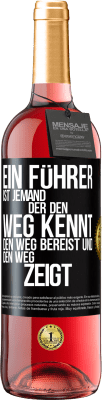 29,95 € Kostenloser Versand | Roséwein ROSÉ Ausgabe Ein Führer ist jemand, der den Weg kennt, den Weg bereist und den Weg zeigt Schwarzes Etikett. Anpassbares Etikett Junger Wein Ernte 2024 Tempranillo