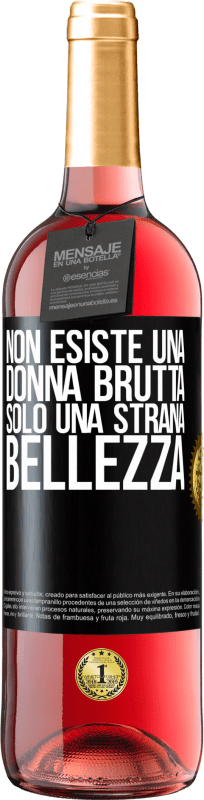 29,95 € Spedizione Gratuita | Vino rosato Edizione ROSÉ Non esiste una donna brutta, solo una strana bellezza Etichetta Nera. Etichetta personalizzabile Vino giovane Raccogliere 2025 Tempranillo
