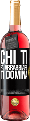 29,95 € Spedizione Gratuita | Vino rosato Edizione ROSÉ Chi ti fa arrabbiare ti domina Etichetta Nera. Etichetta personalizzabile Vino giovane Raccogliere 2023 Tempranillo