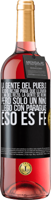 29,95 € Envío gratis | Vino Rosado Edición ROSÉ La gente del pueblo decidió rezar para que lloviera. El día del rezo, la gente se reunió, pero sólo un niño llego con Etiqueta Negra. Etiqueta personalizable Vino joven Cosecha 2023 Tempranillo