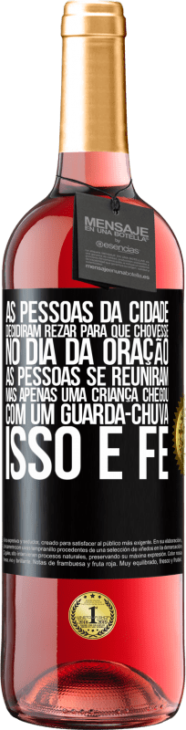 29,95 € Envio grátis | Vinho rosé Edição ROSÉ As pessoas da cidade decidiram rezar para que chovesse. No dia da oração, as pessoas se reuniram, mas apenas uma criança Etiqueta Preta. Etiqueta personalizável Vinho jovem Colheita 2024 Tempranillo