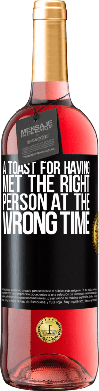 29,95 € 免费送货 | 桃红葡萄酒 ROSÉ版 在错误的时间遇到​​合适的人的祝酒词 黑标. 可自定义的标签 青年酒 收成 2023 Tempranillo