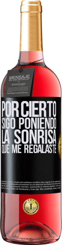 29,95 € Envío gratis | Vino Rosado Edición ROSÉ Por cierto, sigo poniendo la sonrisa que me regalaste Etiqueta Negra. Etiqueta personalizable Vino joven Cosecha 2024 Tempranillo