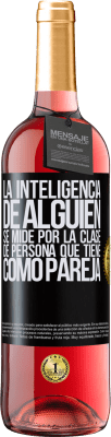 29,95 € Envío gratis | Vino Rosado Edición ROSÉ La inteligencia de alguien se mide por la clase de persona que tiene como pareja Etiqueta Negra. Etiqueta personalizable Vino joven Cosecha 2025 Tempranillo
