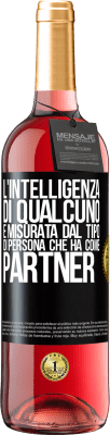 29,95 € Spedizione Gratuita | Vino rosato Edizione ROSÉ L'intelligenza di qualcuno è misurata dal tipo di persona che ha come partner Etichetta Nera. Etichetta personalizzabile Vino giovane Raccogliere 2023 Tempranillo