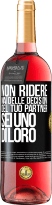 29,95 € Spedizione Gratuita | Vino rosato Edizione ROSÉ Non ridere mai delle decisioni del tuo partner. Sei uno di loro Etichetta Nera. Etichetta personalizzabile Vino giovane Raccogliere 2023 Tempranillo