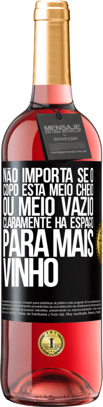 29,95 € Envio grátis | Vinho rosé Edição ROSÉ Não importa se o copo está meio cheio ou meio vazio. Claramente, há espaço para mais vinho Etiqueta Preta. Etiqueta personalizável Vinho jovem Colheita 2025 Tempranillo