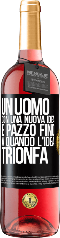 29,95 € Spedizione Gratuita | Vino rosato Edizione ROSÉ Un uomo con una nuova idea è pazzo fino a quando l'idea trionfa Etichetta Nera. Etichetta personalizzabile Vino giovane Raccogliere 2024 Tempranillo