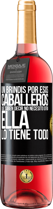 29,95 € Envío gratis | Vino Rosado Edición ROSÉ Un brindis por esos caballeros que saben decir No necesito otra, ella lo tiene todo Etiqueta Negra. Etiqueta personalizable Vino joven Cosecha 2024 Tempranillo