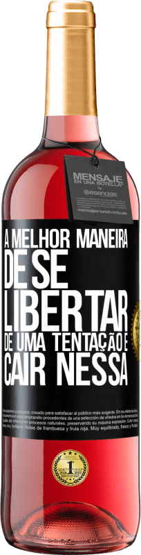 29,95 € Envio grátis | Vinho rosé Edição ROSÉ A melhor maneira de se libertar de uma tentação é cair nessa Etiqueta Preta. Etiqueta personalizável Vinho jovem Colheita 2024 Tempranillo