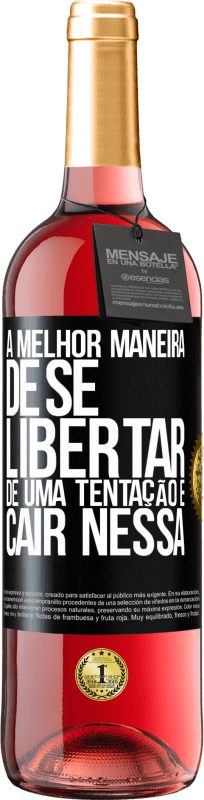 29,95 € Envio grátis | Vinho rosé Edição ROSÉ A melhor maneira de se libertar de uma tentação é cair nessa Etiqueta Preta. Etiqueta personalizável Vinho jovem Colheita 2025 Tempranillo