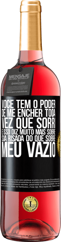 29,95 € Envio grátis | Vinho rosé Edição ROSÉ Você tem o poder de me encher toda vez que sorri, e isso diz muito mais sobre sua risada do que sobre meu vazio Etiqueta Preta. Etiqueta personalizável Vinho jovem Colheita 2024 Tempranillo