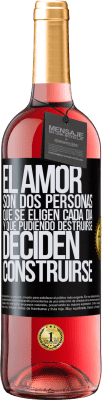 29,95 € Envío gratis | Vino Rosado Edición ROSÉ El amor son dos personas que se eligen cada día, y que pudiendo destruirse, deciden construirse Etiqueta Negra. Etiqueta personalizable Vino joven Cosecha 2023 Tempranillo