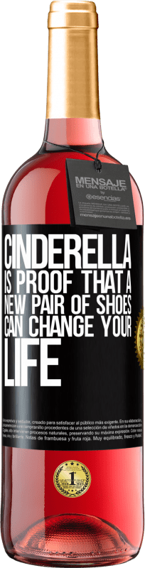 29,95 € 送料無料 | ロゼワイン ROSÉエディション シンデレラは、新しい靴があなたの人生を変えることができるという証拠です ブラックラベル. カスタマイズ可能なラベル 若いワイン 収穫 2023 Tempranillo