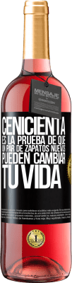29,95 € Envío gratis | Vino Rosado Edición ROSÉ Cenicienta es la prueba de que un par de zapatos nuevos pueden cambiar tu vida Etiqueta Negra. Etiqueta personalizable Vino joven Cosecha 2025 Tempranillo