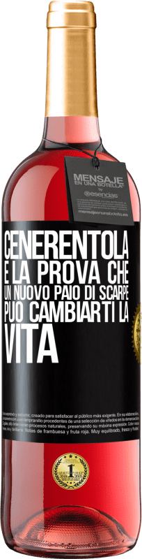 29,95 € Spedizione Gratuita | Vino rosato Edizione ROSÉ Cenerentola è la prova che un nuovo paio di scarpe può cambiarti la vita Etichetta Nera. Etichetta personalizzabile Vino giovane Raccogliere 2024 Tempranillo