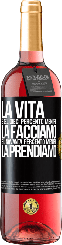 29,95 € Spedizione Gratuita | Vino rosato Edizione ROSÉ La vita è del dieci percento mentre la facciamo e il novanta percento mentre la prendiamo Etichetta Nera. Etichetta personalizzabile Vino giovane Raccogliere 2024 Tempranillo