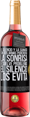 29,95 € Envío gratis | Vino Rosado Edición ROSÉ El silencio y la sonrisa son dos armas poderosas. La sonrisa resuelve problemas, el silencio los evita Etiqueta Negra. Etiqueta personalizable Vino joven Cosecha 2023 Tempranillo