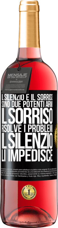 29,95 € Spedizione Gratuita | Vino rosato Edizione ROSÉ Il silenzio e il sorriso sono due potenti armi. Il sorriso risolve i problemi, il silenzio li impedisce Etichetta Nera. Etichetta personalizzabile Vino giovane Raccogliere 2025 Tempranillo