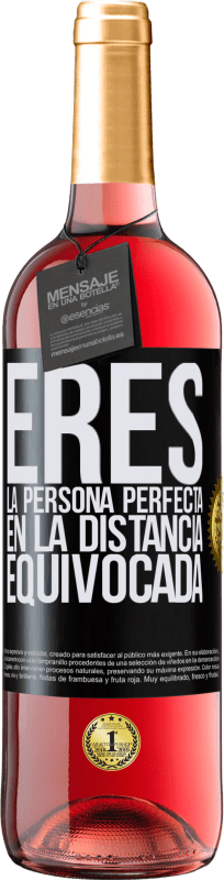 29,95 € Envío gratis | Vino Rosado Edición ROSÉ Eres la persona perfecta en la distancia equivocada Etiqueta Negra. Etiqueta personalizable Vino joven Cosecha 2024 Tempranillo