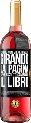 29,95 € Spedizione Gratuita | Vino rosato Edizione ROSÉ Ciò che non viene risolto girando la pagina, viene risolto cambiando il libro Etichetta Nera. Etichetta personalizzabile Vino giovane Raccogliere 2024 Tempranillo