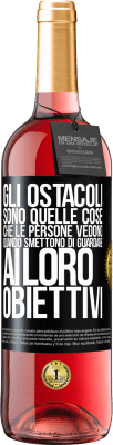 29,95 € Spedizione Gratuita | Vino rosato Edizione ROSÉ Gli ostacoli sono quelle cose che le persone vedono quando smettono di guardare ai loro obiettivi Etichetta Nera. Etichetta personalizzabile Vino giovane Raccogliere 2023 Tempranillo