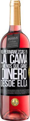 29,95 € Envío gratis | Vino Rosado Edición ROSÉ No permanezcas en la cama a menos que ganes dinero desde ella Etiqueta Negra. Etiqueta personalizable Vino joven Cosecha 2025 Tempranillo