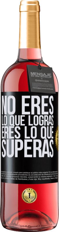 29,95 € Envío gratis | Vino Rosado Edición ROSÉ No eres lo que logras. Eres lo que superas Etiqueta Negra. Etiqueta personalizable Vino joven Cosecha 2024 Tempranillo